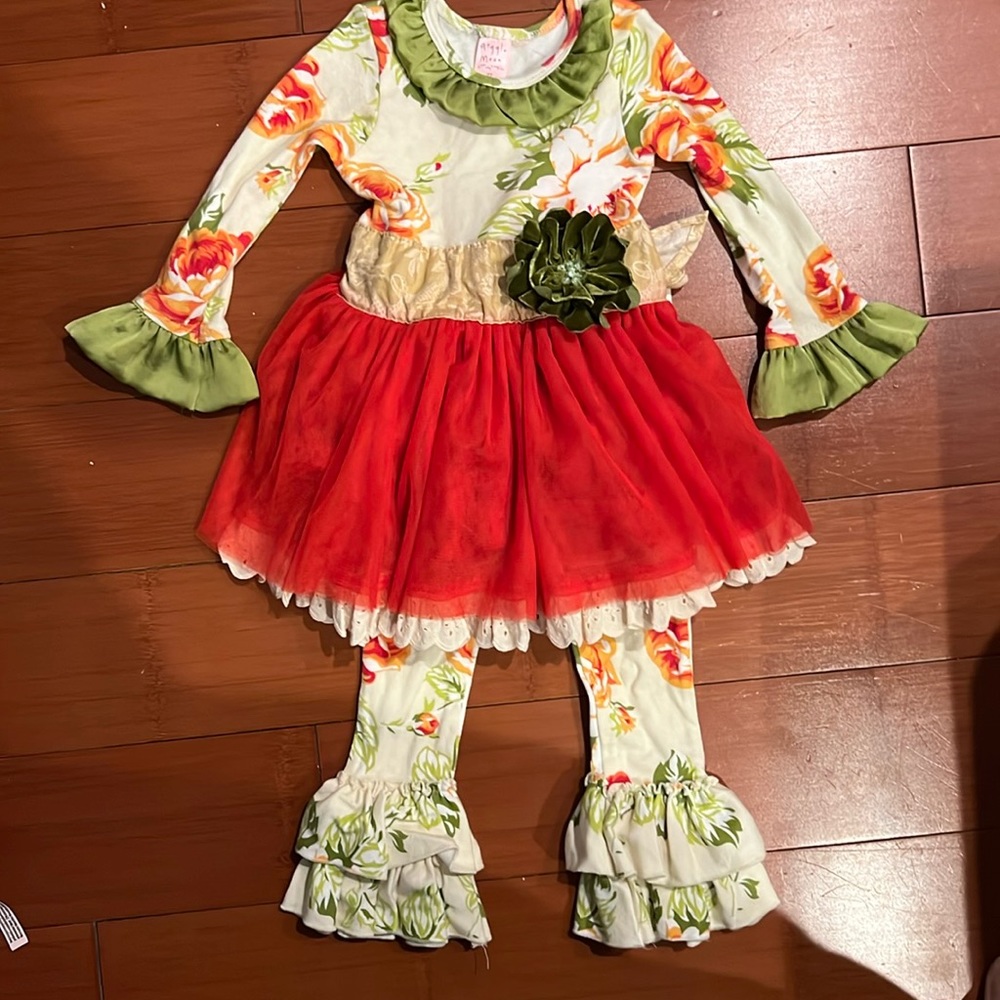 Giggle Moon size 2 - 2 piece set. Worn once. Perfect for Christmas
